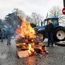 احتجاجات المزارعين تربك خطط الاتحاد الأوروبي بشأن الدفاع والموازنة