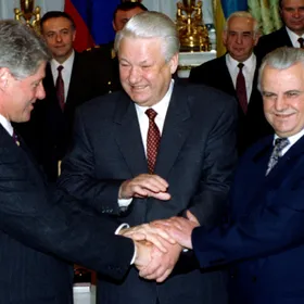 من كلينتون إلى ترمب.. مشهدان للضغط الأميركي على أوكرانيا