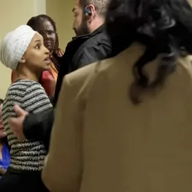 النائبة الأميركية إلهان عمر تتعرض لهجوم بمادة سائلة في مينيابوليس