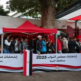 مصريون يصطفون للتصويت في إحدى لجان الانتخابات البرلمانية في محافظة الجيزة، مصر. 10 نوفمبر 2025 - Reuters