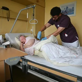 "الخطاب المعادي للسوريين" في ألمانيا يهدد بأزمة كوادر طبية