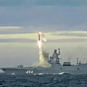 روسيا تطلق صاروخ "تسيركون" فرط الصوتي في "زاباد 2025": أصاب هدفه بدقة