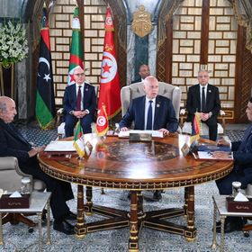 "قمة تونس" الثلاثية ترفض التدخلات في ليبيا.. واتفاق على تأمين الحدود