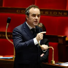 رئيس الوزراء الفرنسي يعتزم مراجعة الميزانية وسط حالة من الجمود البرلماني