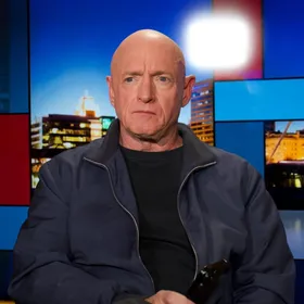 البنتاجون يعتزم خفض رتبة السيناتور مارك كيلي بسبب فيديو "الأوامر غير القانونية"