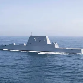 البحرية الأميركية تخطط لدمج صواريخ فرط صوتية في المدمرة Zumwalt