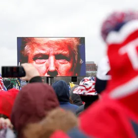 كيف أطاح "التلاعب بتصريحات ترمب" بمدير BBC؟