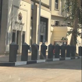 السفارة البريطانية في القاهرة تغلق مقرها بعد إزالة الحواجز الأمنية أمامها
