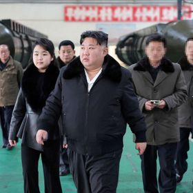 "زيارة علنية نادرة".. وفد من كوريا الشمالية يصل إيران