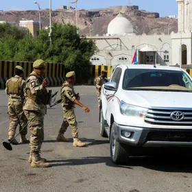 وزارة الدفاع اليمنية والحكومة ترحبان بـ"قرارات العليمي": إجراءات دستورية لحماية المواطنين