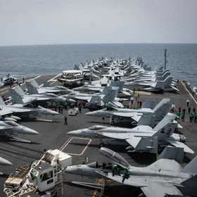 أسطول عسكري نحو المنطقة.. وترمب عن إيران: جميع الخيارات مطروحة