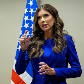 كريستي نويم: المشتبه به في إطلاق النار على الحرس الوطني اتجه للتطرف بعد قدومه لأميركا