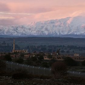 صورة لقرية القطانية السورية خلف الحدود الإسرائيلية السورية بينما تظهر في الخلفية سلسلة جبل الشيخ. 17 يناير 2012 - reuters