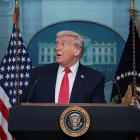 بعد تحذيرات طهران.. ترمب يهدد إيران بـ"محوها عن وجه الأرض" إذا حاولت اغتياله