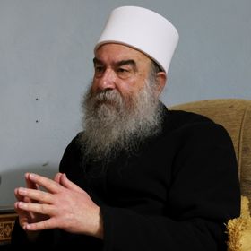 حكمت الهجري.. زعيم درزي يتصدر مشهد الأزمة في السويداء