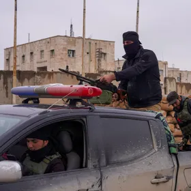 الحكومة السورية تنفي تمديد مهلة "قسد" وسط تقارير عن حشود على جانبي خط المواجهة