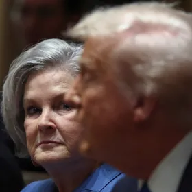 اعترافات نادرة.. كبيرة موظفي البيت الأبيض تكشف ما لم يُقل عن إدارة ترمب