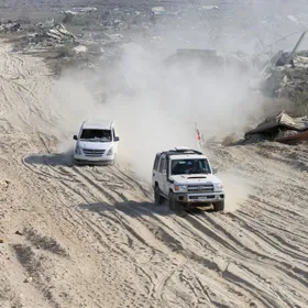 لحظة دخول الصليب الأحمر وكتائب القسام "الخط الأصفر" للبحث عن جثامين المحتجزين