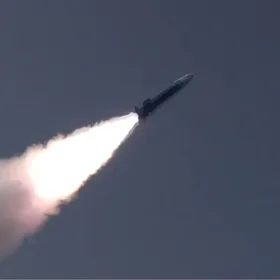 دقة عالية ومدى بعيد.. باكستان تختبر صاروخاً باليستياً مضاداً للسفن