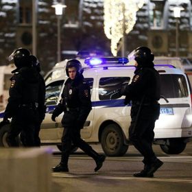 عناصر قوات الأمن الروسية بالقرب من مبنى جهاز الأمن الفيدرالي في العاصمة موسكو. 21 يونيو 2023 - REUTERS