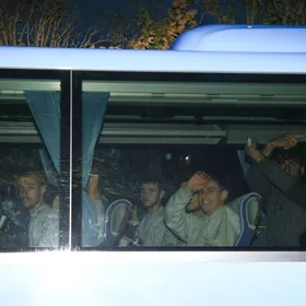 مهاجرون في حافلة خلال نقلهم إلى مركز معالجة الهجرة في مانستون، بريطانيا. 2 نوفمبر 2022 - REUTERS