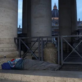 "نصفهم مهاجرون".. مئات المشردين يموتون سنوياً في شوارع إيطاليا