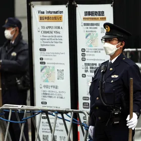 وسط تحركات دبلوماسية لاحتواء الأزمة.. اليابان تدعو مواطنيها في الصين إلى الحذر