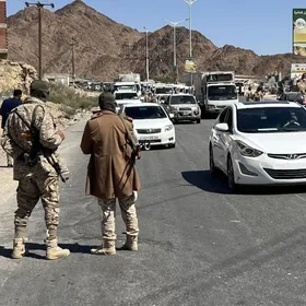 العليمي يعلن نجاح "استلام المعسكرات" في حضرموت والمهرة ويحدد أولويات المرحلة الانتقالية