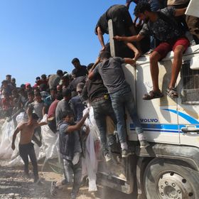 منظمات إغاثية: إسرائيل تواصل منع دخول مواد الإيواء إلى قطاع غزة
