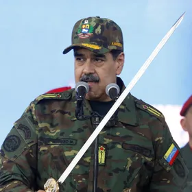 رغم الضغط الأميركي.. كيف يُحكم مادورو قبضته على فنزويلا؟