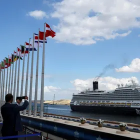 بعد تعطّل عامين.. ما خطط شركات الشحن البحري للعودة إلى قناة السويس؟