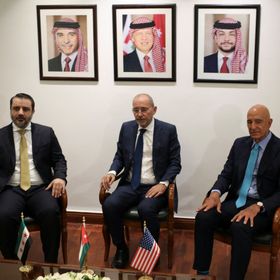 وزير خارجية الأردن أيمن الصفدي يتوسط نظيره السوري أسعد الشيباني والمبعوث الأميركي توم باراك في اجتماع بالعاصمة عمّان. 12 أغسطس 2025 - REUTERS
