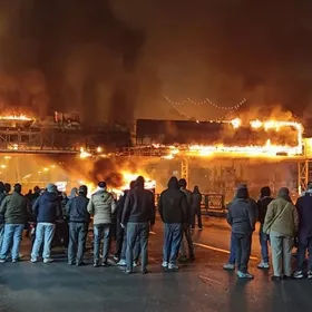 "أخطر إشارة" قبل الاحتجاجات.. هكذا دفع انهيار بنك "غامض" إيران إلى الحافة