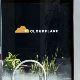 كيف تسبب خلل بشبكات كلاود فلير في تعطيل مواقع ويب عالمية؟