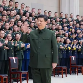 السفير الأميركي في بكين: الرئيس الصيني يستخدم "حملات التطهير" للسيطرة على الجيش