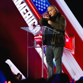 مستشار ترمب السابق يهاجم تيار "إسرائيل أولاً": لا يجب أن تجرنا لحروب لا تنتهي