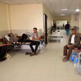 انهيار مستشفيات غزة يضع الأطباء أمام "مفاضلة صعبة" بين المرضى