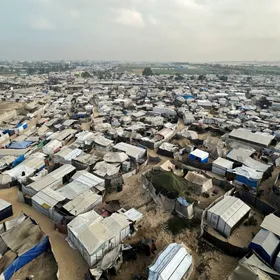 فلسطينيون يحتمون في خيام بمواصي خان يونس جنوبي قطاع غزة. 11 نوفمبر 2025 - REUTERS