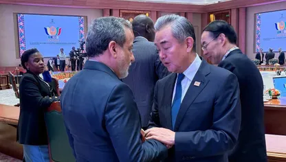 وانج يي لعراقجي: لا نرغب في امتداد التوترات الإقليمية لليمن والبحر الأحمر