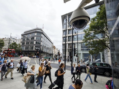 أشخاص يمرون أمام كاميرا مراقبة في شارع أكسفورد بلندن- 16 أغسطس 2019 - AFP