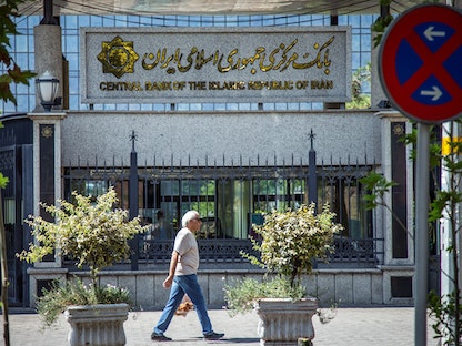 رجل يمر أمام البنك المركزي الإيراني في طهران. 1 أغسطس 2019 - REUTERS