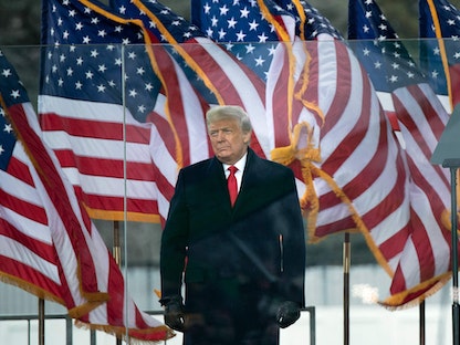 الرئيس الأميركي السابق دونالد ترمب يتحدث لأنصاره بالقرب من البيت الأبيض في واشنطن، 6 يناير 2021 - AFP