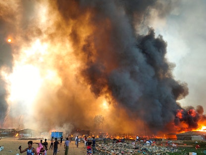 النيران تتصاعد في أحد مخيمات الاجئين الروهينجا حيث اندلع حريق في كوكس بازار، بنغلادش. 22 مارس 2021 - REUTERS