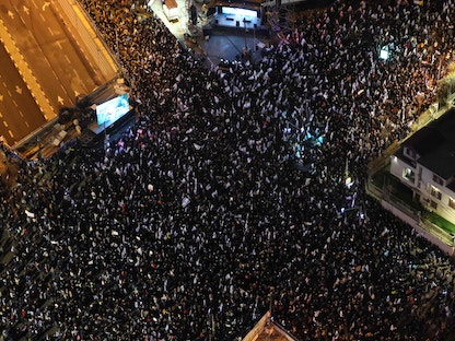 متظاهرون إسرائيليون ضد حكومة رئيس الوزراء بنيامين نتنياهو في تل أبيب. 21 يناير 2023  - AFP