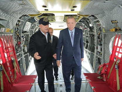 الرئيس التركي رجب طيب أردوغان ووزير الدفاع خلوصي أكار يتفقدان آلية عسكرية بالقرب من منطقة إزمير - 9 يونيو 2022 - REUTERS