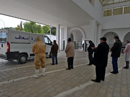 سيارة إسعاف تحمل جثمان أحد ضحايا كورونا في مقبرة جلاز بتونس - AFP