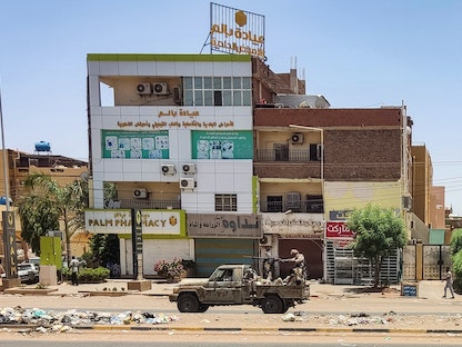 عربة عسكرية تابعة لقوات "الدعم السريع" تسير بأحد شوارع العاصمة الخرطوم. 22 مايو 2023 - AFP