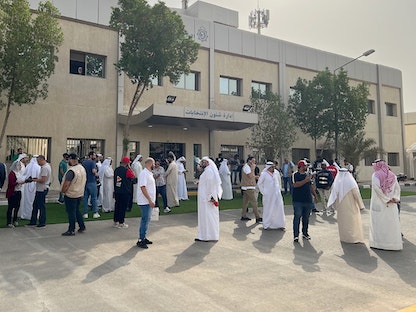 مرشحون وإعلاميون بمباني إدارة شؤون الانتخابات بالكويت- 29 أغسطس 2022 - وكالة الأنباء الكويتية "كونا"