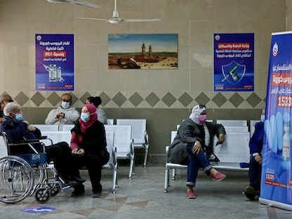 أشخاص ينتظرون دورهم لتلقي لقاح كورونا بأحد مراكز التطعيم في مصر. 14 مارس 2021 - Getty Images