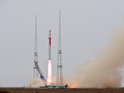 صاروخ Zhuque-2 التابع لشركة LandSpace الصينية والذي يعمل بوقود أكسجين سائل الميثان خلال إطلاقه من ميناء "جيوتشيوان" الفضائي في صحراء جوبي شمال غرب الصين. 12 يوليو 2023  - REUTERS